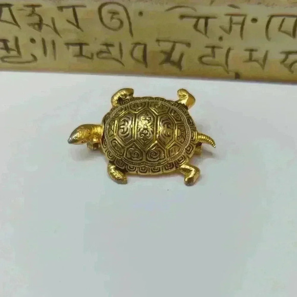 Vintage Goldtone Turtle Brooch Detailed Shell Design Classic & Whimsical Jewelry - Picture 1 of 4